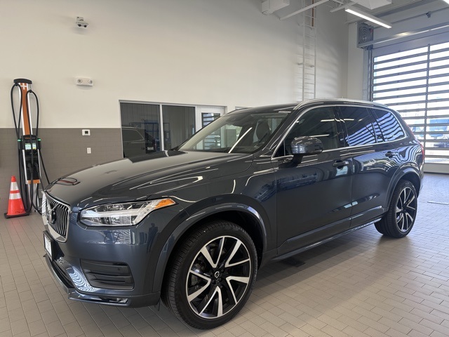 2022 Volvo XC90 T6 Momentum