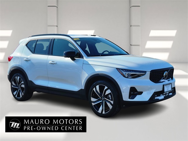 2023 Volvo XC40 B5 Plus Dark Theme